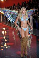 Candice_Swanepoel__at_the_2015_Victoria_s_Secret_Fashion_Show_10.jpg