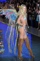Candice_Swanepoel__at_the_2015_Victoria_s_Secret_Fashion_Show_11.jpg