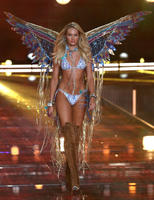Candice_Swanepoel__at_the_2015_Victoria_s_Secret_Fashion_Show_12.jpg