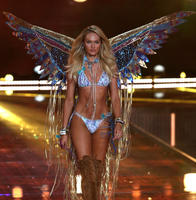 Candice_Swanepoel__at_the_2015_Victoria_s_Secret_Fashion_Show_13.jpg