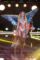 Candice_Swanepoel__at_the_2015_Victoria_s_Secret_Fashion_Show_36.jpg