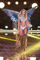 Candice_Swanepoel__at_the_2015_Victoria_s_Secret_Fashion_Show_38.jpg