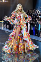 elsa_hosk_2015_victorias_secret_fashion_show_runway_111015_image_002.jpg