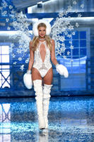 elsa_hosk_2015_victorias_secret_fashion_show_runway_111015_image_006.jpg