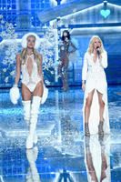 elsa_hosk_2015_victorias_secret_fashion_show_runway_111015_image_007.jpg