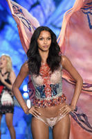 lais_ribeiro_2015_victorias_secret_fashion_show_runway_111015_image_001.jpg