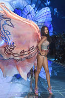 lais_ribeiro_2015_victorias_secret_fashion_show_runway_111015_image_003.jpg