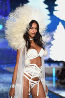 lais_ribeiro_2015_victorias_secret_fashion_show_runway_111015_image_007.jpg