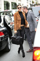 Miranda_Kerr__Charles_de_Gaulle_Airport__25.jpg
