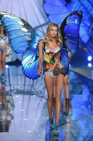 stella_maxwell_at_2015_victoria_s_secret_fashion_show_8.jpg