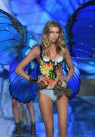 stella_maxwell_at_2015_victoria_s_secret_fashion_show_10.jpg