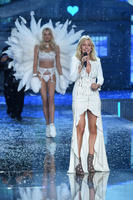 gallery_1447237868_showbiz_victorias_secret_fashion_show_2015_lily_donaldson.jpg