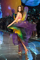 monika_jagaciak_walks_2015_victorias_secret_fashion_show_1.jpg