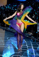 monika_jagaciak_walks_2015_victorias_secret_fashion_show_3.jpg