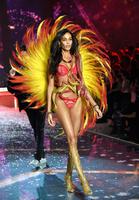 Joan_Smalls_au_d__fil___de_Victorias_Secret_2015_.jpg