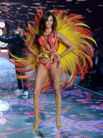 joan_smalls_walks_2015_victorias_secret_fashion_show_2.jpg