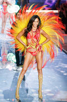 man_nhan_voi_man_bieu_dien_ky_niem_20_nam_Victoria_Secret_2015_18.jpg