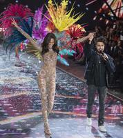 bruna_weeknd_2015_victoria_s_secret_fashion_show_02.jpg