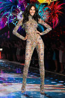 Cindy_Bruna_wears_look_made_with_Swarovski_crystals_.jpg