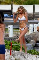 2F4B903400000578_3357128_Her_blonde_tresses_worn_in_a_naturally_wavy_style_while_her_face_a_108_1449921585372.jpg