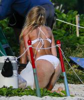 2F4D72BD00000578_3357128_Elsa_s_damp_bottom_was_coated_in_sand_after_cavorting_on_the_sho_a_119_1449921585742.jpg