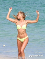 elsa_hosk_yellow_top_december_04.jpg