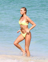 elsa_hosk_yellow_top_december_07.jpg