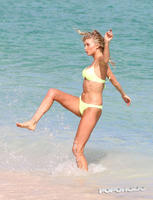 elsa_hosk_yellow_top_december_10.jpg