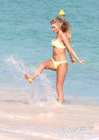 elsa_hosk_yellow_top_december_23.jpg