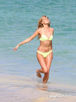 elsa_hosk_yellow_top_december_20.jpg