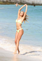 elsa_hosk_yellow_top_december_28.jpg