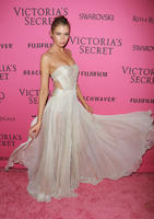 victorias_secret_fashion_show_stella_maxwell.jpg