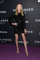 2068334_martha_hunt_assiste_a_l_avant_premiere_d_950x0_1.jpg