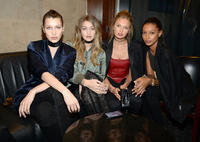 Gigi_Bella_wore_thick_black_chokers_Bella_completing_her_look.fccc4707dd8db9caa8d645529f82b8bc.jpg