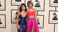 taylor_swift_selena_gomez_galore_mag_grammys.jpg