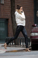 Irina_Shayk_in_tight_leather_pants__07.jpg