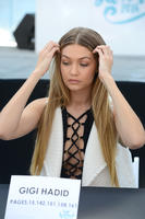Gigi_Hadid__Sports_Illustrated_Swimsuit_2016_Swim_Beach__06.jpg