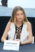 Gigi_Hadid__Sports_Illustrated_Swimsuit_2016_Swim_Beach__14.jpg