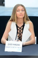 Gigi_Hadid__Sports_Illustrated_Swimsuit_2016_Swim_Beach__15.jpg