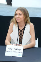 Gigi_Hadid__Sports_Illustrated_Swimsuit_2016_Swim_Beach__17.jpg