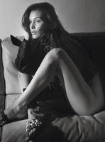 Vogue_Paris_September_2016_02_Bella_Hadid_by_Mert_Alas_Marcus_Piggott.jpg