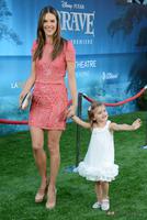 23429_alessandra_ambrosio_estreno_brave_junto_hija_anja_louise.jpg