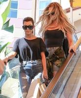 kourtney_kardashian_khloe_kardashian_was_pictured_as_they_went_for_shopping_in_encino_5.jpg