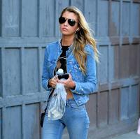 stella_maxwell_shopping_in_soho_in_new_york_city_8_30_2016_3.jpg