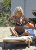 victoria_silvstedt_bikini_candids_beach_in_sardinia_8_8_2016_2.jpg