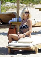 victoria_silvstedt_bikini_candids_beach_in_sardinia_8_8_2016_10.jpg