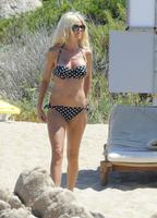 victoria_silvstedt_bikini_candids_beach_in_sardinia_8_8_2016_12.jpg