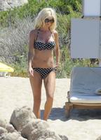 victoria_silvstedt_bikini_candids_beach_in_sardinia_8_8_2016_13.jpg