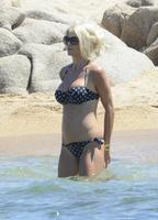 victoria_silvstedt_bikini_candids_beach_in_sardinia_8_8_2016_17.jpg