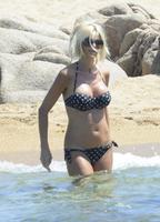 victoria_silvstedt_bikini_candids_beach_in_sardinia_8_8_2016_18.jpg